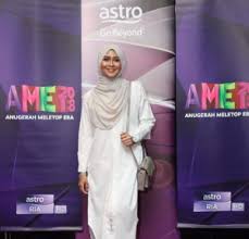 Tetapi maksud liriknya cukup universal. Lagu Baru Tak Leman Sangat Tak Moden Sangat Dia Tengah Tengah Siti Nordiana Media Hiburan