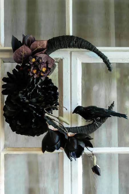 Easy DIY Halloween Wreaths and Door Decoration Ideas | HGTV