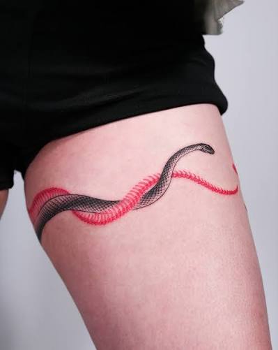 Red bone snake & black snake thigh band tattoo 🐍🖤 #snaketattoo #thightattoo #bandtattoo #koreatattoo #finelinetattoo #뱀타투