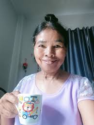 Somebody in front of me was a little too excited to receive his coffee  stand treat today. 에피 #itan