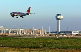 Stehen urlauber im stau oder der zug verspätet sich, kann es am flughafen ganz schön eng werden. Pflicht Flugreisender Bei Zu Langer Warteschlange Beim Einchecken Recht Haufe