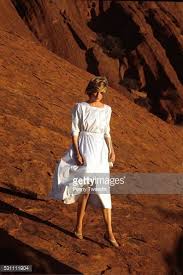 Diana селфи зеркало моя любовь. Princess Diana Descends Ayers Rock Uluru On Royal Tour Australia Prinzessin Diana Diana Lady Diana
