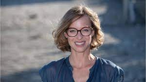 Élodie frenck est née en 1974 à lausanne , fille de nahum frenck, pédiatre péruvienne et thérapeute familiale émérite, et de sylviane roche, française, qui a son deuxième fils est le troisième fils de son mari hervé ruet. Femme Actuelle Qui Est Herve Ruet Le Compagnon D Elodie Frenck Les Petits Meurtres D Agatha Christie Femme Actuelle Les Videos