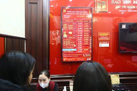 Kỳ vọng thời điểm tốt chốt lời, người dân xếp hàng bán vàng