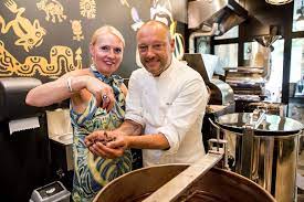 En volgens het parijse salon de chocolat mag dominique persoone zich 'meilleur chocolatier du monde' noemen. De Kracht Van Sociale Media Dominique Persoone Vindt Naam Van Vrouw Die Waarschijnlijk Vergat Te Betalen Brugge Hln Be