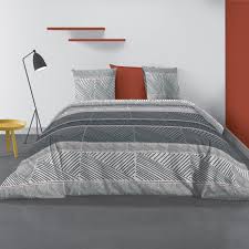 Il permet d'amortir les mouvements du corps, et protège le matelas contre l'humidité et la. Parure De Lit 2 Personnes Casbaloz Avec Housse De Couette Et Taies D Oreiller Imprime 3 Suisses