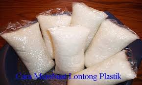 Tak perlu kompor, daun pisang, apalagi daun kelapa, bikin saja lontong dengan menggunakan plastik zip lock yang dimasak pakai magic com. Cara Membuat Lontong Plastik