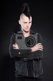 Homem Punk Rock Com Corte De Cabelo Moicano Contra Um Fundo Preto Fotomural Fotomurais Nao Conformista Mohawk Mid Adulto Myloview Com Br