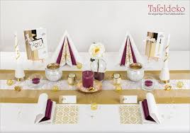 1 Mustertisch Klassisch In Gold Aubergine Tischdeko Goldene Hochzeit Tischdeko Goldene Hochzeit Goldene Hochzeit Tischdeko Kommunion