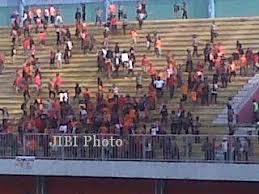 13,123 likes · 3 talking about this. Persija Vs Persib Rusuh Kaca Bus Suporter Persib Pecah