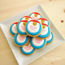 mai s icing cookies mai on instagram ご卒園おめでとうございます 卒園式で先生方へお渡しするお礼のギフトにオーダー頂きました お遊戯会で踊ったドラえもんモチーフアイシングクッキー thank you gift アイシング アイシングクッキー アイシング