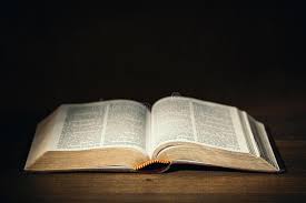 A Biblia Sagrada Na Obscuridade Em Uma Mesa Do Pastor Foto De Stock Imagem De Leitura Conhecimento 137315880