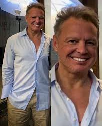 It is an authorized version on the life of the mexican singer luis miguel. O Xrhsths Sto Twitter Que Tal El Nuevo Look De Luis Miguel Masalladetodomickey