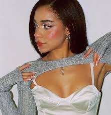 Alexandra Howes's Instagram, Twitter & Facebook