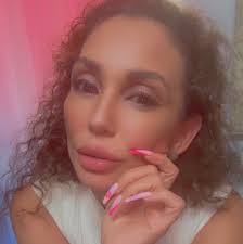 Reyna Rojas's Instagram, Twitter & Facebook