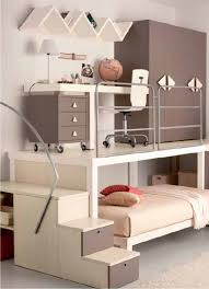 Letto castello completo di scaletta e protezione laterale imbottita, personalizzabile in vari colori. Letto A Castello Con Scrivania Sopra