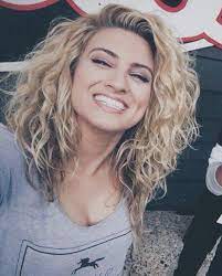 Check out our ultimate compilation of shoulder length hairstyles for women to many girls with curly hair tend to avoid neck length haircuts, as they believe that shorter hair looks frizzier and it is harder to style. Pin Auf Hair