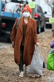 Актриса хилари дафф поделилась с поклонниками радостной новостью: Beremennuyu Hilari Daff Podlovili Na Semochnoj Ploshadke Seriala Foto Shou Biznes Tch Ua