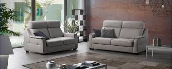 Divano moderno due posti in offerta, rivestito in vera pelle marrone e panna, con poggiatesta relax, ideale per ambienti contemporanei. Divano Letto E Relax Modello Zoyla In Offerta Speciale Scontato Outlet