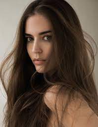 I have brown hair, but it gets lighter in the sun.tengo el pelo marrón, pero se pone más claro en el sol. Welcome To The Republic Suchfaces Clara Alonso Spanish Brown Hair Brown Eyes Girl Brown Hair Green Eyes Brown Hair And Hazel Eyes