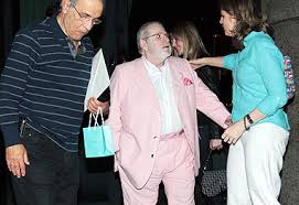 Enquanto a globo acha que jô soares não tem mais nada a oferecer, sílvio santos investe no apresentador, segundo colunista. Jo Soares Veste Terno Cor De Rosa Para Jantar Ofuxico