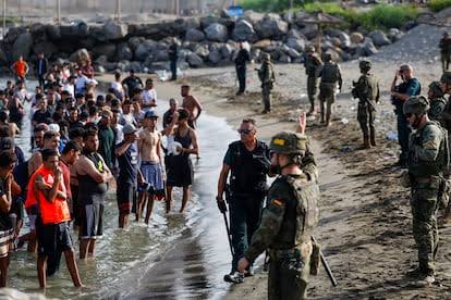 Última hora de la entrada de inmigrantes a Ceuta, en directo | Albares pide poner fin a la “confusión interesada” tras anunciar Italia la suspensión de Schengen | España | EL PAÍS