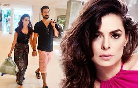 Sevilen oyuncunun 160 santimetre boy uzunluğunda olduğu bilinmektedir. Ozge Ozpirincci Oyle De Guzel Boyle De