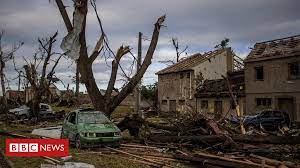 Toate serviciile de salvare disponibile sunt mobilizate sau se îndreaptă spre regiunea hodonin, unde mai multe localităţi au fost lovite de tornadă, a scris jan hamacek pe twitter. Pcghpsrleknuum