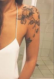 Platzierung Und Kunst In 2020 Federtattoos Schulter Tattoo Tatowierungen