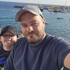 Wondering what's inside this festive box? Swipe to reveal all your fave GDK  menu items packaged up into one treat box🎁