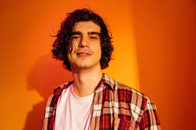 Scopri il miglior prezzo e le offerte per te! Foto E Immagini Stock Royalty Free Uomo Riccio Con I Capelli Bagnati Guardando