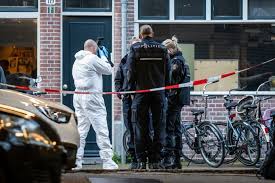 Maakt dat iets uit als je met z'n drieën een overval pleegt, wie de trekker overhaalt? 'sonja weet niets van misdaad!' het zette de toon voor de barend: M90o1loul2dqwm