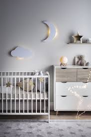 Ber Dem Bett Im Kinderzimmer Eignet Sich Eine Indirekte Beleuchtung Besonders Gut W Hrend Das Kleinkind Schl In 2020 Baby Room Decor Small Baby Room Kids Room Design