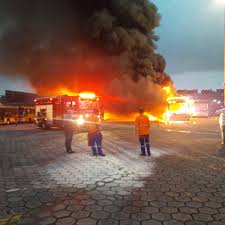 Casos disparam no algarve para 441. Incendio Destroi Ao Menos Tres Onibus Em Garagem Da Metropole Paulista Em Sao Paulo