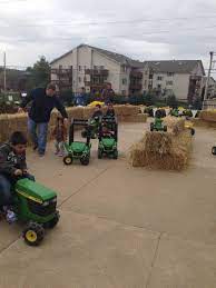 It S An Annual Tradition The Wallace S Fall Family Festival Is Coming Up This Weekend At Their Bettendorf Location Family Festival Wallace Falls Quad Cities