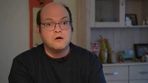 Ansigtet er ofte alvorligt og koncentreret, ordforrådet er stort, og  stemmen er myndig.