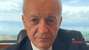 La riappropriazione di questo storico immobile da parte della banca di piacenza, con atto del notaio massimo toscani in data 31 dicembre 1997, assume quindi un particolare significato simbolico per un istituto di credito profondamente radicato nel proprio territorio. Angelo Antoniazzi E Il Nuovo Direttore Generale Della Banca Di Piacenza