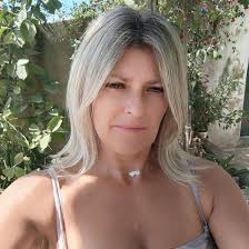 Planhelvetet försenat, jamen varför inte köpa sig sitt 12.e par solglasögon  och kroppsolja och serum som absolut lovar ta bort rynkor 🤣🤣, hinner ju  iallafall med ett par öl så flygnerverna hamnar