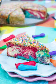 Nach dem erkalten aus der weißen schokoladenglasur und der roten lebensmittelfarbe eine pinkfarbene glasur erstellen und über den kuchen geben (kann auch weggelassen werden). Papageienkuchen Unser Buntes Lieblingsrezept Kochmadchen Foodblog