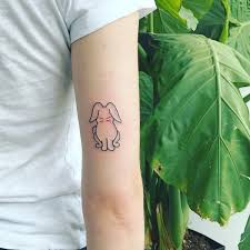 A tattoo artist claiming to have inked sophie turner revealed a picture of her work and the internet has gone full on speculation nation, as it seems to hint that the stark family comes out victorious. Sophie Turner S Tattoos A Guide To Her Ink And Their Meanings