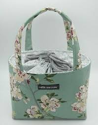 durch das zugband ist der inhalt vor neugierigen blickengeschutzt mit den beiden henkeln lasst sich die tasche auch in 2021 stricken und hakeln taschen stricktaschen