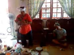 Secara tradisi kehidupan masyarakat iban diatur oleh adat mereka yang amat rapat berkait dengan sistem pertanian berhuma ( bumai ) padi. Adat Kematian Kaum Iban Di Sarawak Agaclip Make Your Video Clips