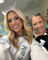 Four Oaks Middle School! 📚✏️✨ Who says reading shouldn't be fun after  elementary school? The students at @fouroaksms definitely didn't! I had the  best time stopping by Miss Everhart's 6th Grade English