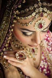 What Is Maang Tikka How To Style It The Right Way Bridal Jewellery Indian Beautiful Indian Brides Indian Bride