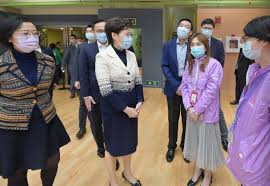 林鄭月娥其後會見傳媒，主動提到有很少數人傳播失實消息、危言聳聽，有意圖污衊國產疫苗，對此予以譴責。 她又指出，有相關人士本身是醫護更令人心痛，勸對方必須收手。 #香港電台 #林鄭月娥 #新冠疫苗 #科興 #復必泰. æž—éƒ'æœˆå¨¥åˆ°è®¿ç¤¾åŒºæ–°å† ç–«è‹—æŽ¥ç§ä¸­å¿ƒå¼ºè°ƒç–«è‹—å®‰å…¨æœ‰æ•ˆ