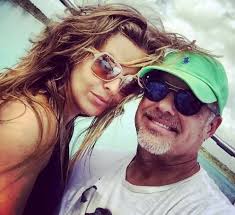 Alexis Ayala muestra su lado más romántico con sexy foto de su esposa al  desnudo