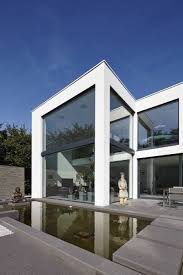 Large expanses of glass (windows, doors, etc) often appear in modern house plans and help to aid in energy efficiency as well as indoor/outdoor flow. Villa S Lioba Schneider Architekturfotografie Moderne Hauser Homify Projet Maison Maison De Luxe Maison