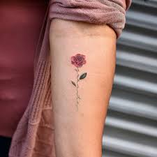 Tattoo Tatowierung Kunst Korperkunst Idee Design Design Idee Korperkunst Kunst Tatowie In 2020 Small Rose Tattoo Gorgeous Tattoos Tattoos For Daughters