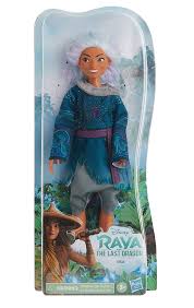 The fact that raya was not petrified leaves sisu thinking that she succeeded in her mission. First Look At Awkafina S Character Sisu The Drago Tumbex