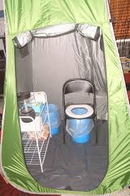 Camping Run Discover Secher A Sec Avec Le Pot De Chaise Pliante Dans Une Tente Privee Ensuite Le Temps Reel De Camping Toilet Diy Camping Family Tent Camping